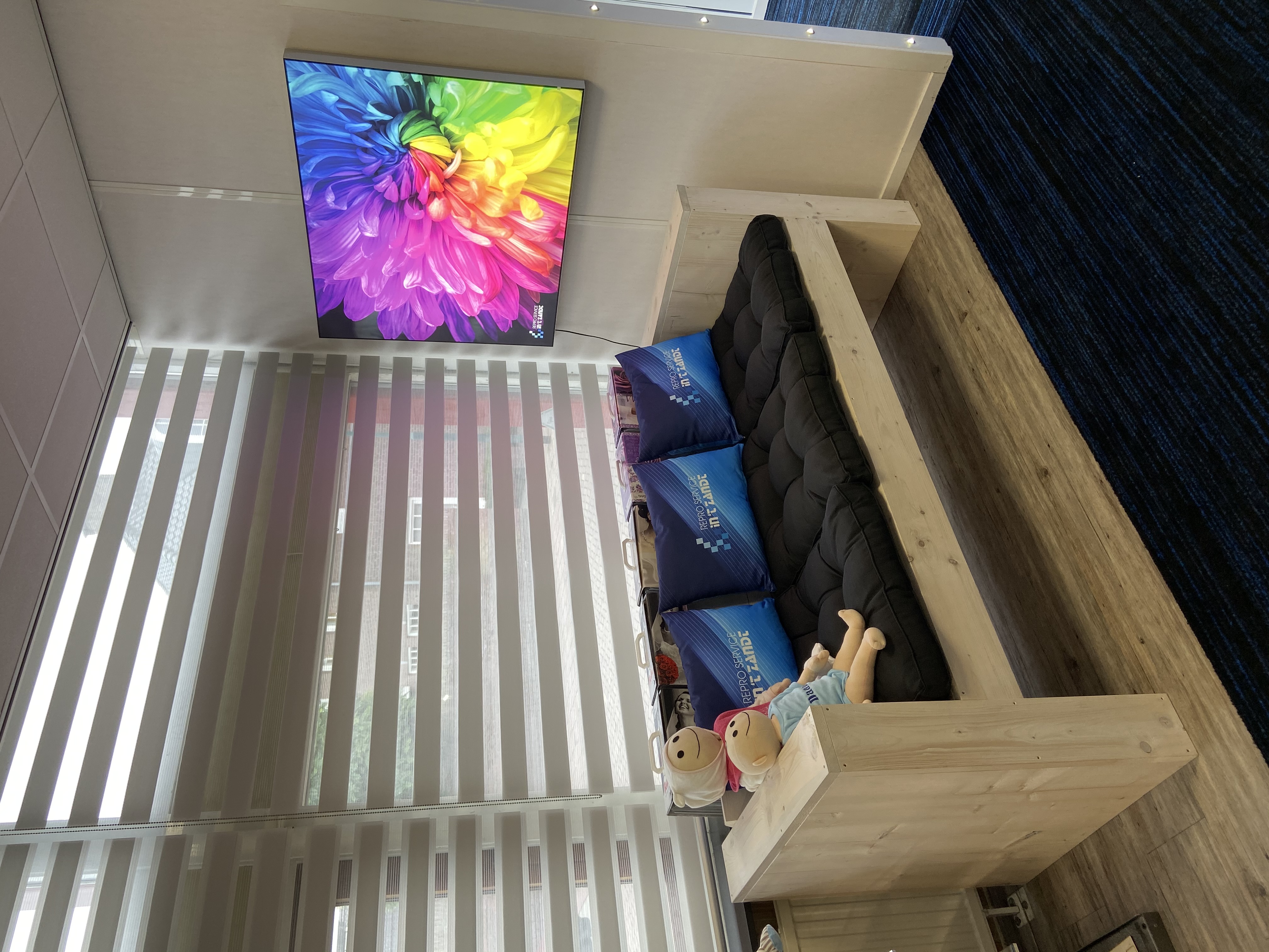 Peesdoek wanddecoratie in een bankvestiging